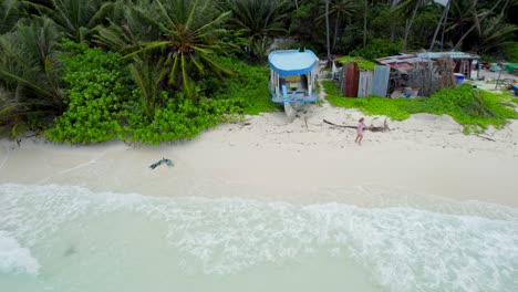 Statische-Luftaufnahme-Eines-Mädchens,-Das-Auf-Dem-Sand-Eines-Tropischen-Strandes-Auf-Den-Malediven-Spazieren-Geht