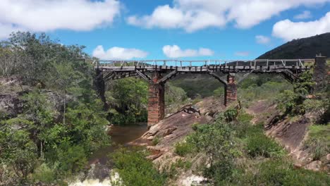Un-Viejo-Puente-Abandonado-Cruza-El-Río-En-Las-Colinas-áridas