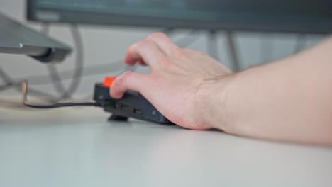 Hände,-Die-Eine-Bunte-Computertastatur-Bedienen,-Rücken-In-Den-Fokus,-Wenn-Ein-Benutzer-Beginnt,-Auf-Einer-Tastatur-Zu-Tippen