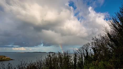 Zeitraffer-Des-Regenbogens,-Der-In-Den-Wolken-über-Dem-Meer-Erscheint