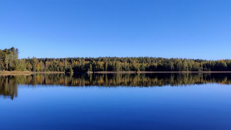 Panoramic-video-of-lake-scenery-at-autumn