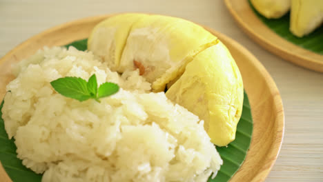 Durian-Con-Arroz-Pegajoso---Cáscara-Dulce-De-Durian-Con-Frijol-Amarillo,-Arroz-Durian-Maduro-Cocinado-Con-Leche-De-Coco---Postre-Tailandés-Asiático-Comida-De-Frutas-Tropicales-De-Verano-9