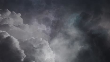 Blick-Auf-Das-Fliegen-Durch-Blitze-In-Wolken-Und-Dunklem-Himmel