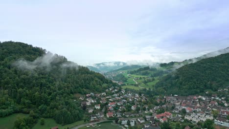 Statische-Drohnenaufnahmen-Eines-Dorfes-In-Der-Schweiz
