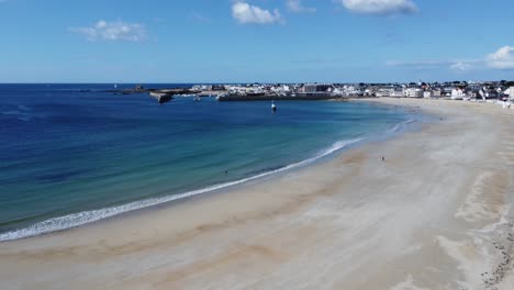 Impresionantes-Vistas-De-La-Playa-Hasta-El-Puerto-De-Quiberon-En-Morbihan-En-Bretaña-En-Francia-,-Clima-Soleado-Perfecto,-Super-Colores-De-Agua