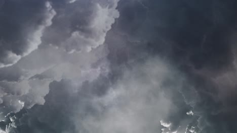 Blick-Auf-Sich-Bewegende-Dunkelgraue-Wolken,-Die-Mit-Blitzen-Am-Himmel-Wirbeln