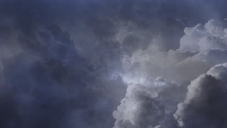 4k-Dicke-Cumulonimbus-Wolken-In-Dunklem-Himmel-Und-Gewitter