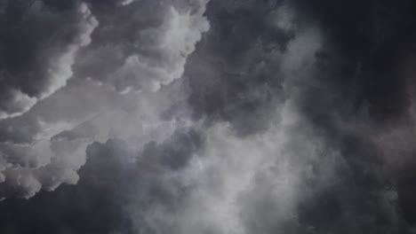 Dunkle-Wolken-Am-Dunklen-Himmel-Und-Blitze-Vor-Dem-Sturm