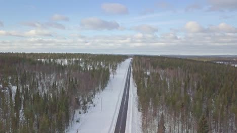 Winterliche-Eisige-Straße-Im-Finnischen-Lappland-5