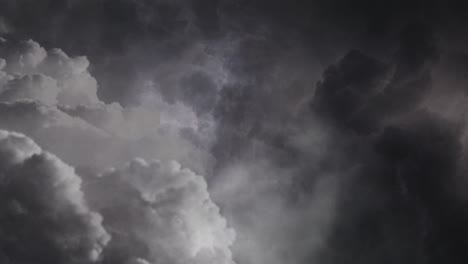 Thunderstorm-dan--flying-through-dark-cumulonimbus-clouds