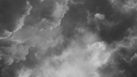 Blitze-Zucken-Zwischen-Dunklen-Cumulonimbus-Wolken