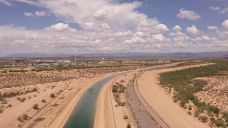 Drohnenflug-über-Bewässerungskanal-Im-Ländlichen-Süden-Arizonas