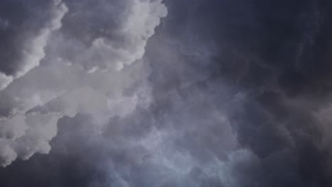 Blitze-Zucken-Zwischen-Dicken-Dunklen-Wolken