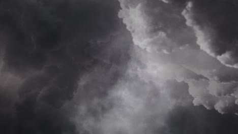 Nubes-Gruesas-De-4k-En-El-Cielo-Con-Relámpagos