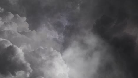 Blitze-Zucken-Zwischen-Sich-Bewegenden-Dunklen-Wolken