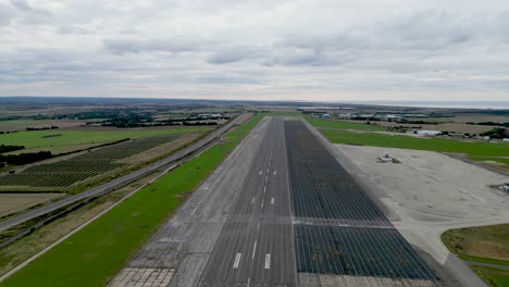 Manston-Runway-in-Kent-formerly-used-for-Kent-International-Airport