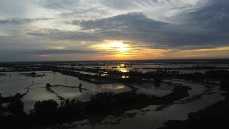 Luftaufnahme-Des-Farbenfrohen-Mekong-Delta-Sonnenaufgangs-über-Landwirtschaftlichen-Flächen-Und-Wasserstraßen-In-Vietnam-1