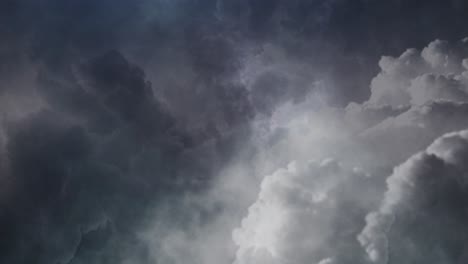 Blick-Auf-Sich-Bewegende-Dunkelgraue-Wolken,-Die-Am-Himmel-Wirbeln