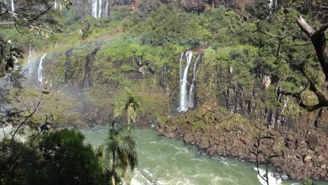 Riesige-Felsige-Klippen,-Die-Eine-Flussschlucht-Bilden,-Und-Wasserfälle,-Die-Herabstürzen