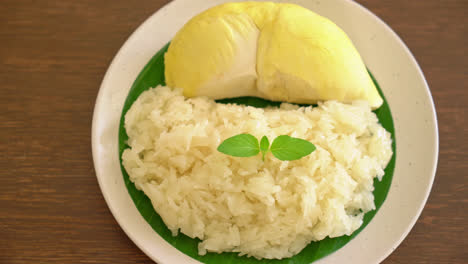 Durian-Mit-Klebrigem-Reis---Süße-Durianschale-Mit-Gelber-Bohne,-Reifer-Durianreis-Gekocht-Mit-Kokosmilch---Asiatisches-Thailändisches-Dessert-Sommer-Tropische-Fruchtnahrung-8