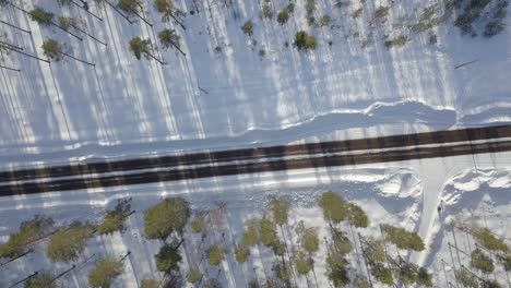 Winterliche-Eisige-Straße-Im-Finnischen-Lappland-1
