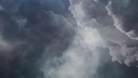 Blick-Auf-Das-Fliegen-Durch-Dunkle-Cumulonimbus-Wolken-Am-Sich-Bewegenden-Himmel