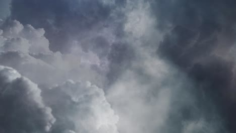 Gruesas-Nubes-Grises-Moviéndose-En-El-Cielo-Con-Relámpagos