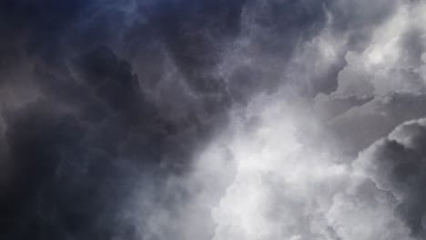 Graue-Wolken-Am-Dunklen-Himmel-Mit-Gewitter