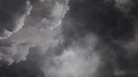 Vista-De-Tormenta-Con-Relámpagos-En-Nubes-Grises