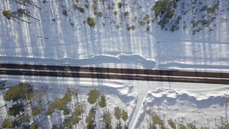 Winterliche-Eisige-Straße-Im-Finnischen-Lappland