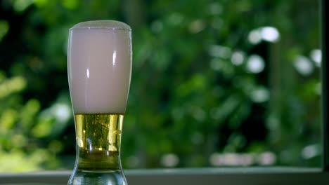 Bier-Gießt-In-Glas-Auf-Einem-Gartenhintergrund.-Zeitlupe