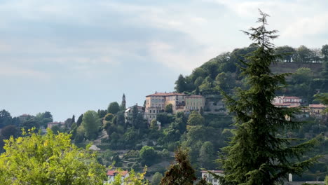 Hermosa-Gran-Villa-Europea-En-Las-Montañas-De-Lombardía-En-Italia