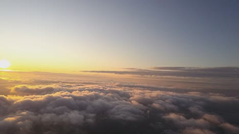 Schöne-Sonnenuntergangslandschaft-über-Den-Wolken