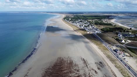 Der-Strand-Von-Penthievre-Auf-Der-Halbinsel-Quiberon-In-Der-Bretagne-,-Drohne-Geschossen-In-Einem-Blauen-Himmel-Mit-Ein-Paar-Wolken