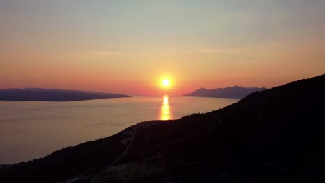 Aufnahmen-Eines-Atemberaubenden-Sonnenuntergangs-über-Dem-Meer-Vor-Maraska,-Kroatien