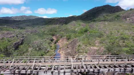 Un-Viejo-Puente-Abandonado-Cruza-El-Río-En-Las-Colinas-áridas-1