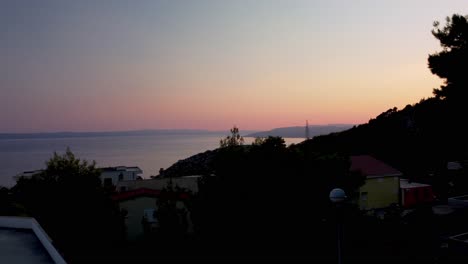Drohnenaufnahmen-Aus-Einem-Schlafzimmer-über-Einem-Wunderschönen-Sonnenuntergang-über-Den-Inseln-Vor-Kroatien