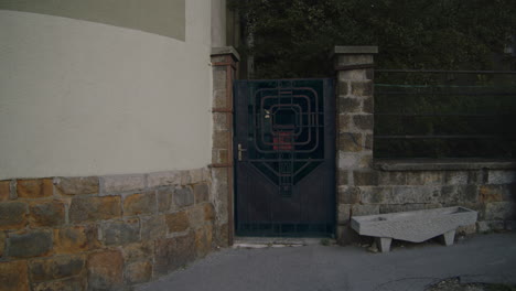 Iron-gate,-entrance-to-the-courtyard.-Establishing-scene