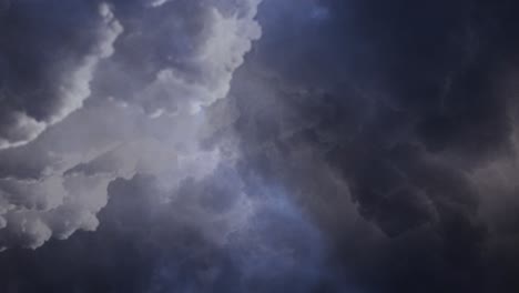 Vista-4k-De-Tormenta-Con-Nubes-Espesas-Y-Oscuras