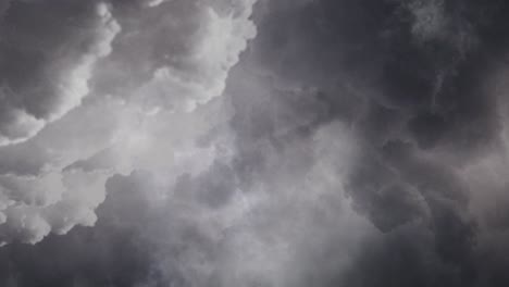 Nubes-Oscuras-Moviéndose-En-El-Cielo-Con-Relámpagos-4k