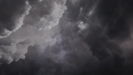 Los-Relámpagos-Brillan-En-Las-Nubes-Cumulonimbus-Oscuras-Y-En-Movimiento