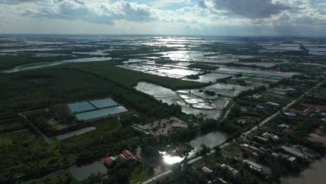 Luftfliege-Im-Blick-über-Landwirtschaftliche-Flächen-Und-Wasserstraßen-Im-Mekong-Delta-In-Vietnam