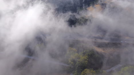 Niebla-Baja-Atrapada-En-El-Aire-Helado-Entre-Colinas-En-El-Sur-De-California-Cerca-De-San-Luis-Obispo---Paso-Elevado-Aéreo