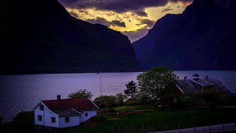 Zeitraffer-Eines-Kleinen-Hauses-Am-Ufer-Der-Fjorde-In-Norwegen-Bei-Sonnenuntergang