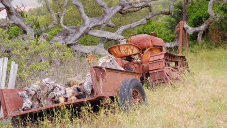 Ein-Vergessener-Und-Verlassener-Rostiger-Oldtimer-Traktor-Und-Anhänger-In-Der-Kalifornischen-Landschaft