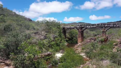 Un-Viejo-Puente-Abandonado-Cruza-El-Río-En-Las-Colinas-áridas-2