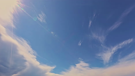 Tiefwinkelaufnahme-Der-Sonnenbewegung-Auf-Dramatisch-Bewölktem-Himmel-Mit-Weißer-Kumuluswolkenbewegung-Im-Zeitraffer-Tagsüber
