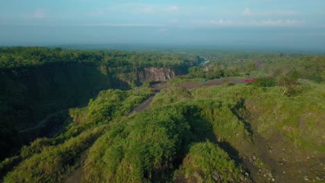 Luftpanoramaaufnahme-Der-Sandmine-Und-Des-Tals-Des-Vulkans-Merapi-Während-Des-Blauen-Himmels-In-Indonesien