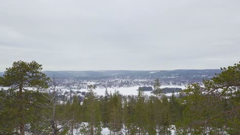 Vistas-Cinematográficas-De-Invierno-Desde-La-Colina-Ounasvaara-En-Rovaniemi-Hasta-El-Río-Kemijoki-Congelado-Cubierto-De-Hielo