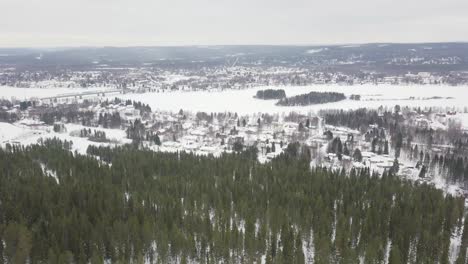 Vistas-Invernales-Desde-La-Colina-Ounasvaara-En-Rovaniemi-Hasta-El-Río-Congelado-Kemijoki-Y-El-área-Del-Hogar